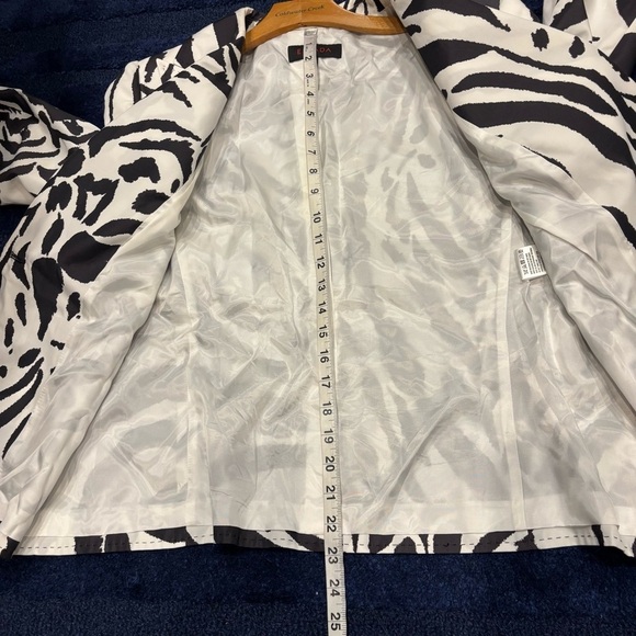 Escada Black and White Zebra Print Blazerr Jacket size 44 .. US 14 - Picture 10 of 11